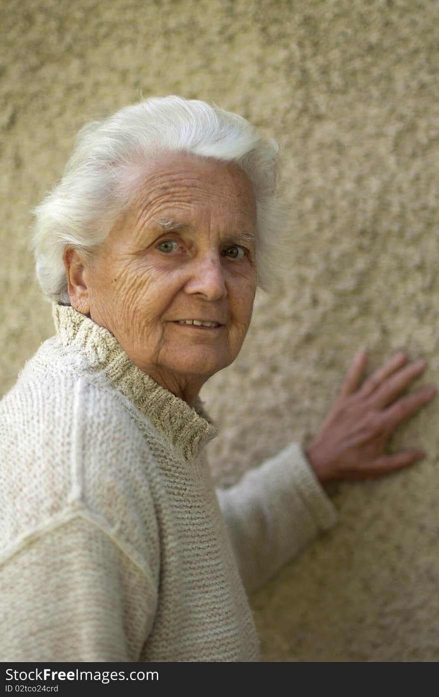 Portrait of a senior woman, picture taken during the daytime.