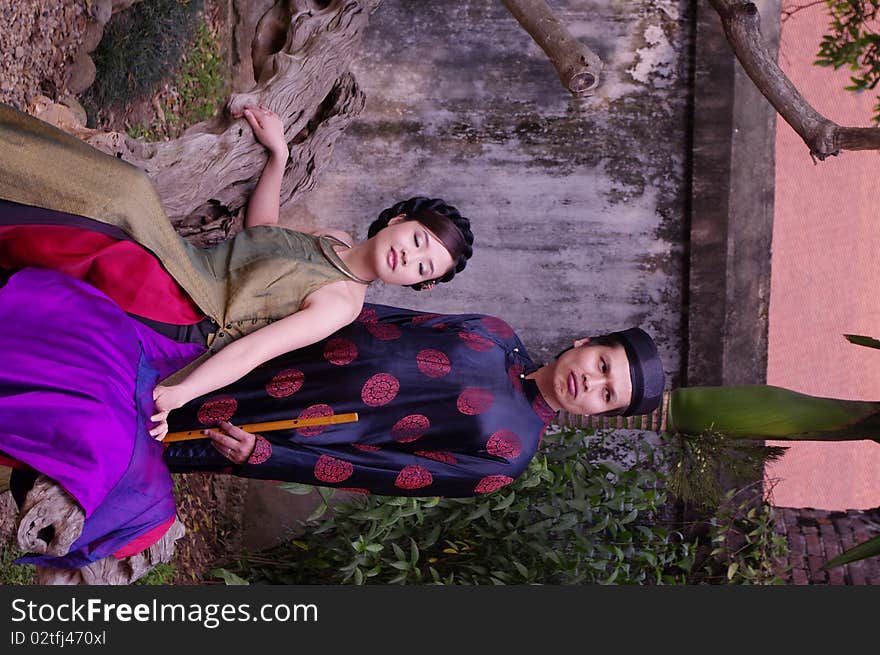 In Vietnam, it is customary to take pictures of wedding dress in the days before the wedding. Here our young bride and groom are of Chinese descent to see their choice of costumes. In Vietnam, it is customary to take pictures of wedding dress in the days before the wedding. Here our young bride and groom are of Chinese descent to see their choice of costumes