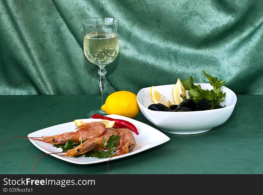 Plate of mussels and crayfish