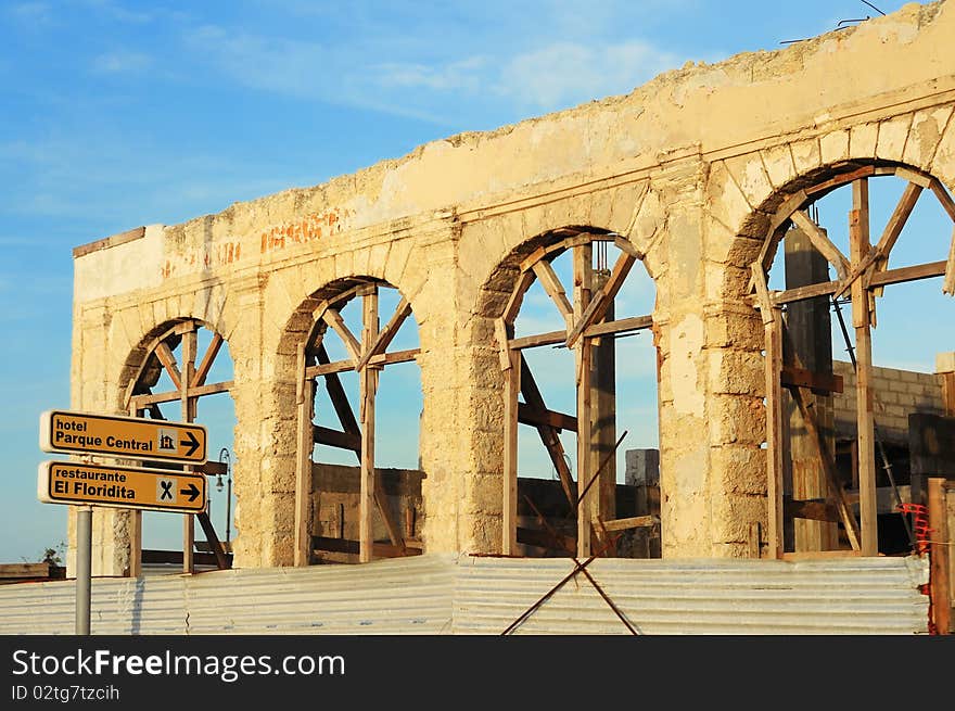 Crumbling facade in Havana street