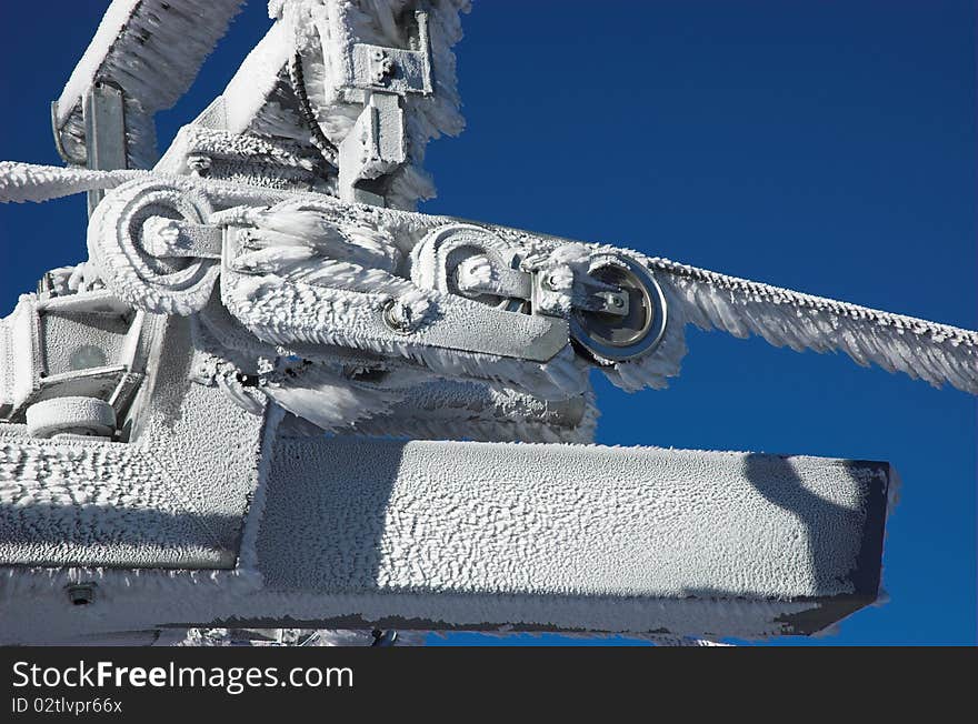 Frozen cabin lift construction