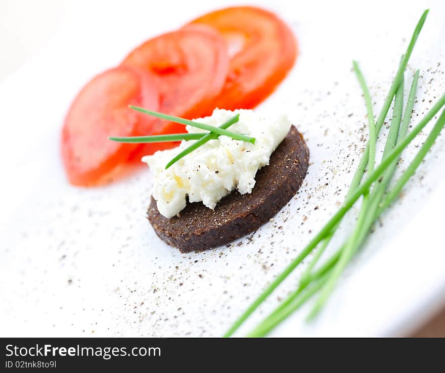 Pumpernickel bread with curd and chives