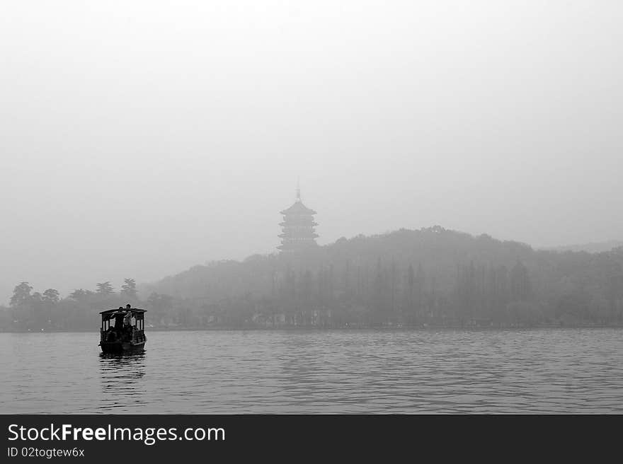 It is the landmark of Hangzhou, many tourists come to visit every day. It is the landmark of Hangzhou, many tourists come to visit every day.