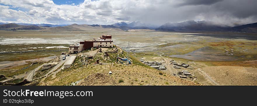 Tibet: samding gompa under the blue sky