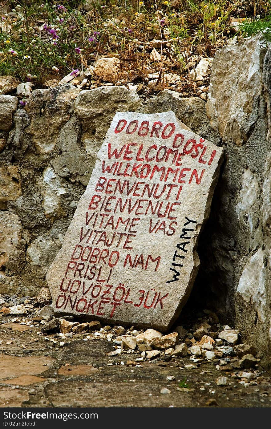 Welcoming stone in 12 languages, Omis - Starigrad