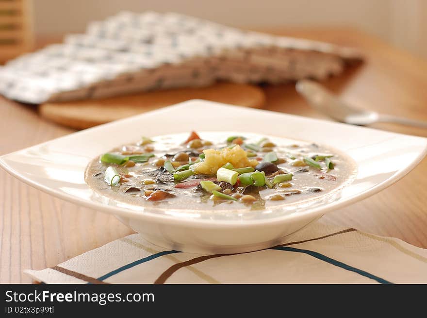 Mushroom soup with garlic and onion