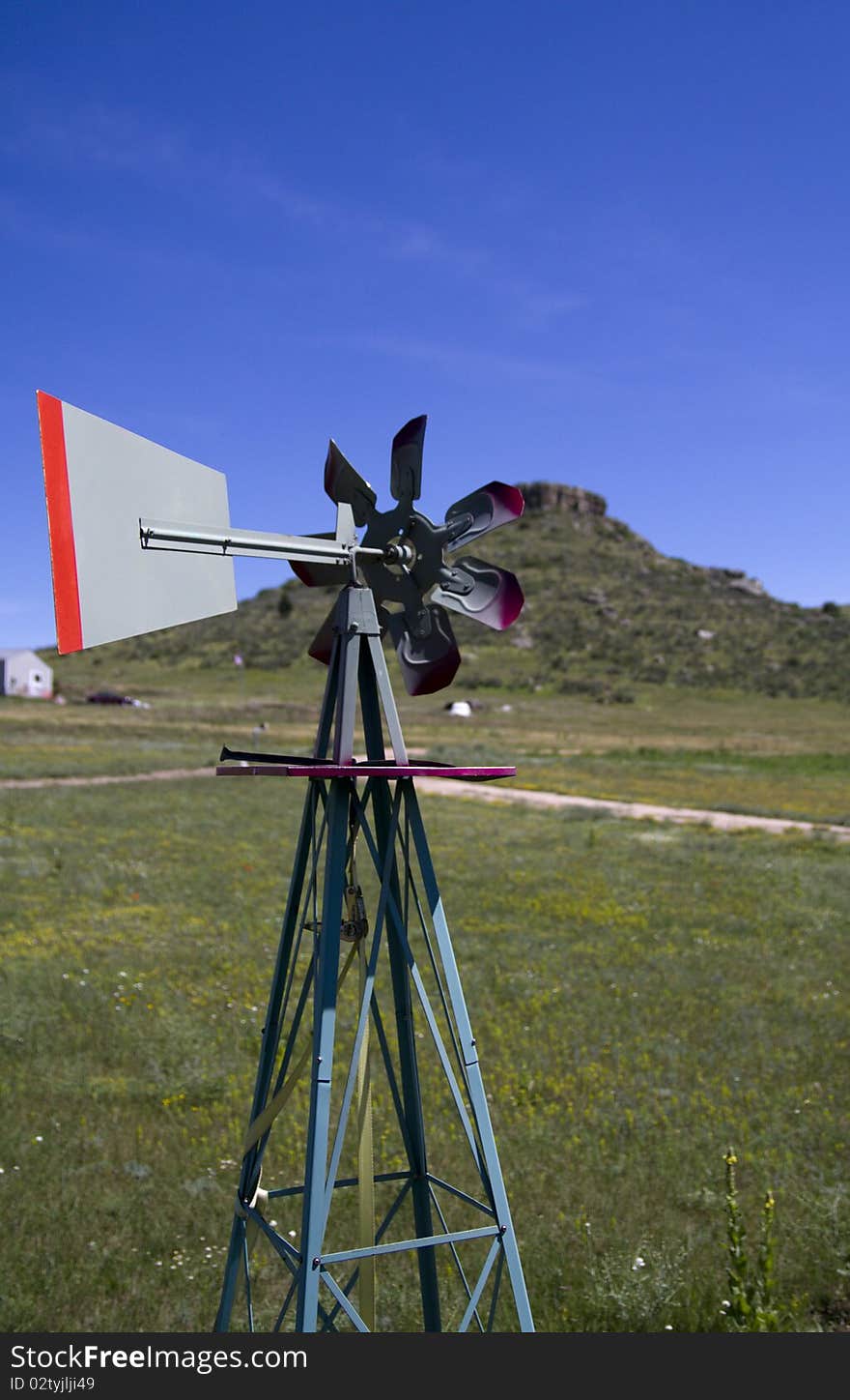 Small windmill spins in the breezy Colorado prarie. Small windmill spins in the breezy Colorado prarie