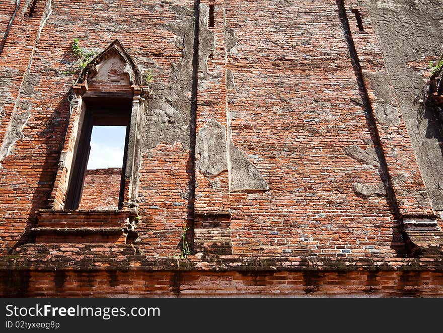 The ruin wall at wat maheyong