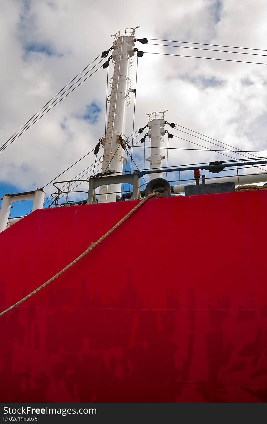 Hull and masts with pulleys of a red freighter