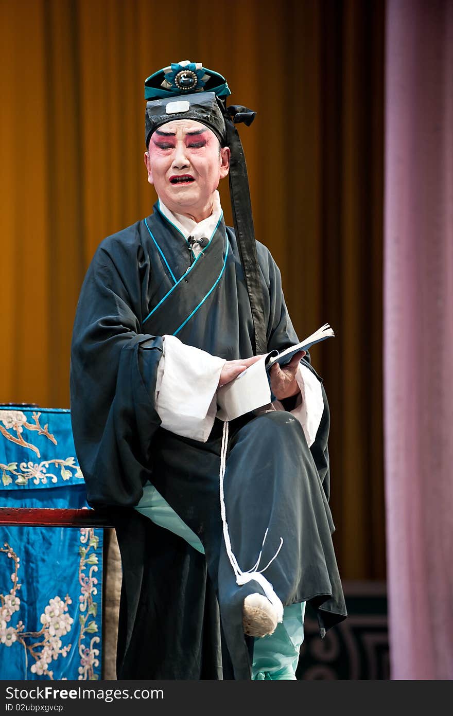 China Opera Man In Black And Read Book