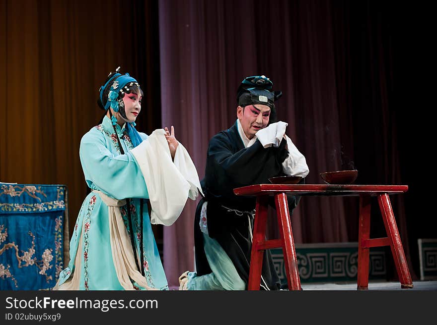 China opera man and woman Kneeling。