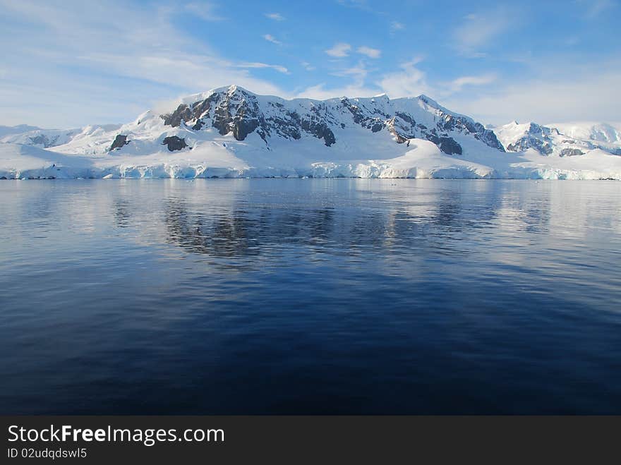 Horizontal view of antarctic mainland