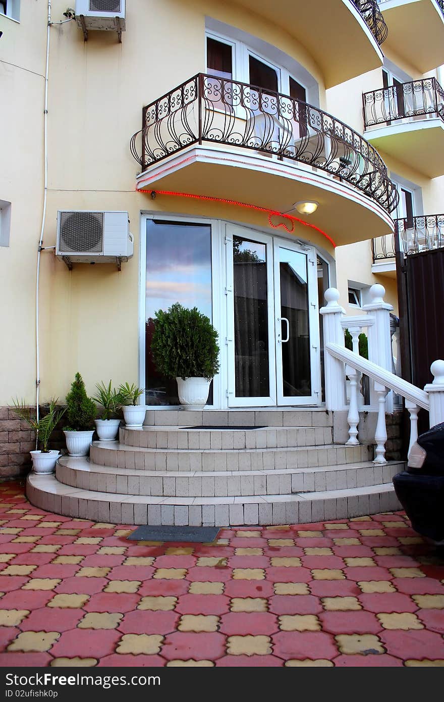 Entry in an apartment house with steps and a balcony