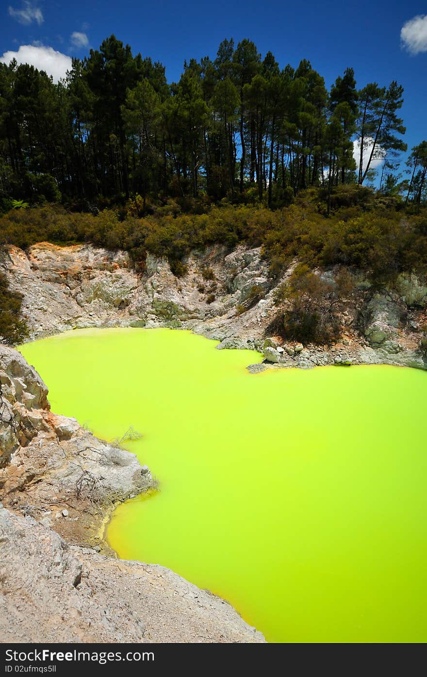 Amazing colours of the Devil's Bath, Wai-O-Tapu Thermal Wonderland, Rotorua, New Zealand