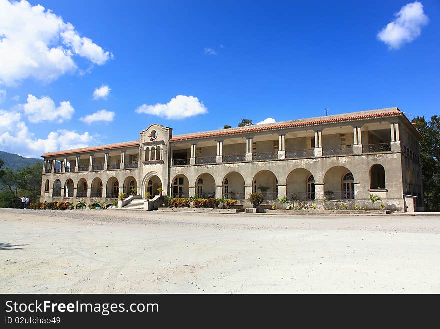 Church building behind Basilica del Cobre