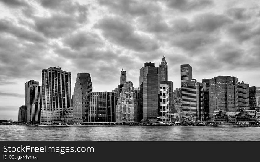 Skyline  new york city en brooklyn bridge vieuw from brooklyn in. Skyline  new york city en brooklyn bridge vieuw from brooklyn in