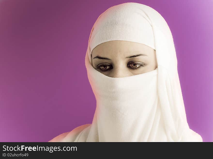 Woman dressed in saharaui costume, pink background