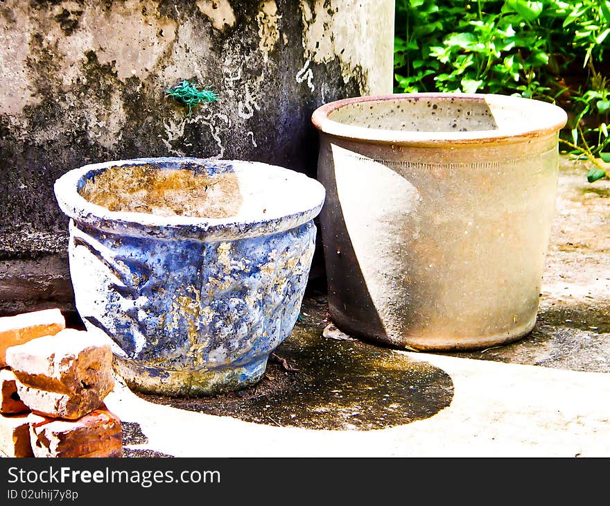 Pottery. Remove decorative flower pots for plants. Bush is not high. Pottery. Remove decorative flower pots for plants. Bush is not high.