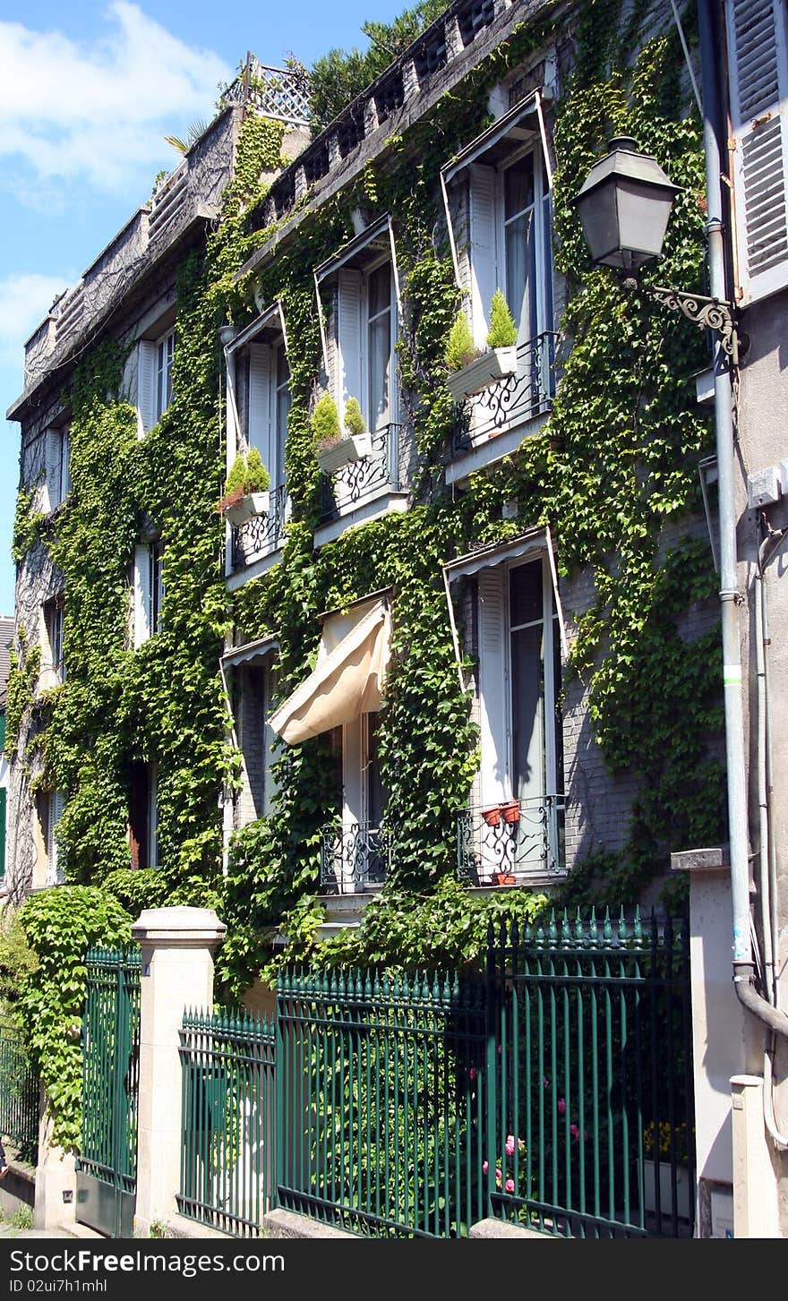 Full of nature house in Paris on the hill of Mont-Martre