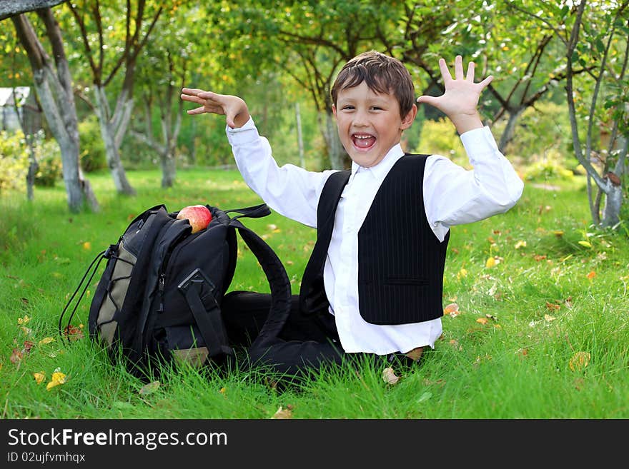 Schoolboy with backpack and apple