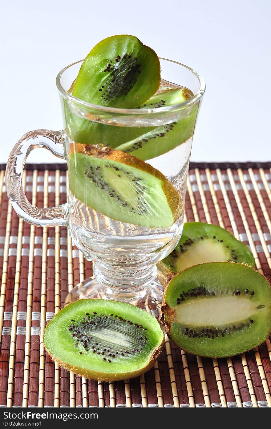 The cut kiwis are in glass