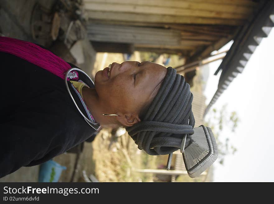 The Dao black ethnicity are widespread in northern Vietnam. But Dao Tien are unique because the women wear a shirt and black trousers, but above this cap so special. The cap is made of braided rope black head cap and It is surmounted by an inverted truncated pyramid hammered aluminum. The Dao black ethnicity are widespread in northern Vietnam. But Dao Tien are unique because the women wear a shirt and black trousers, but above this cap so special. The cap is made of braided rope black head cap and It is surmounted by an inverted truncated pyramid hammered aluminum.