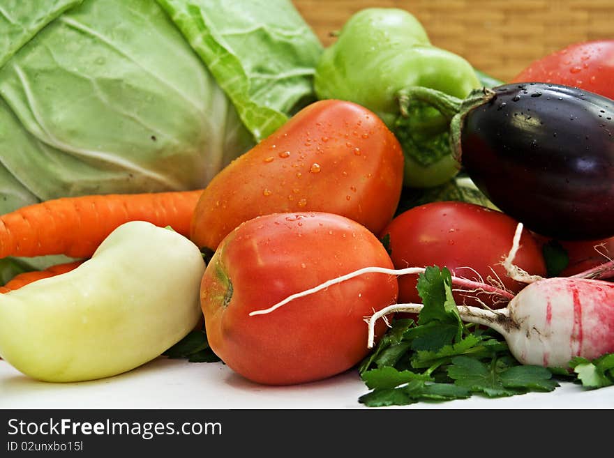 Composition with a raw vegetables