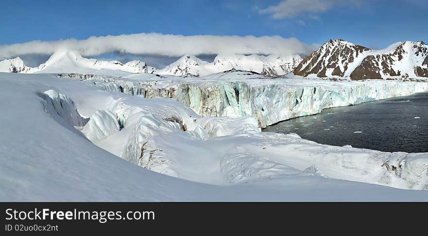 Arctic glacier panorama