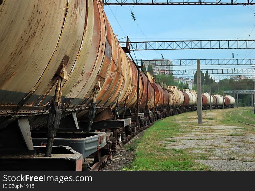 Train transports old tanks