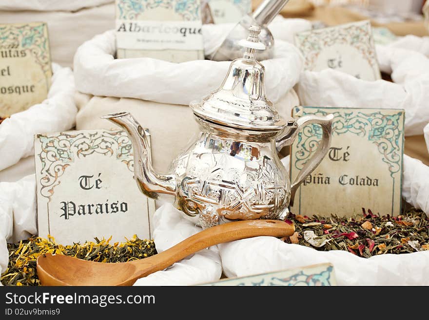 Tè and silk tea-pot