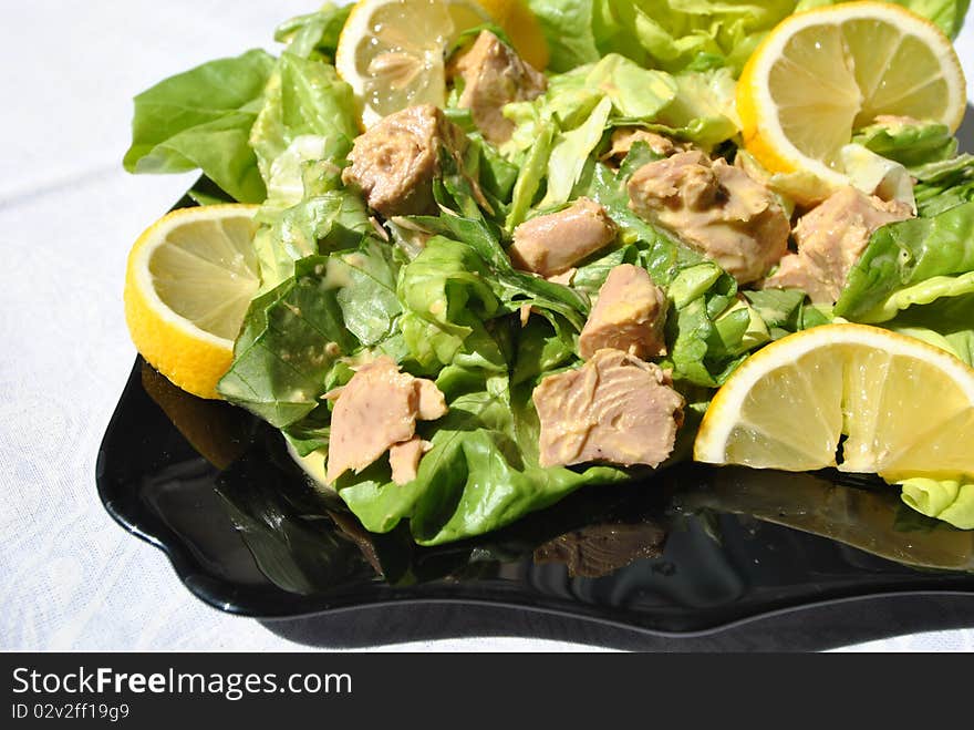 Tuna salad with lemon