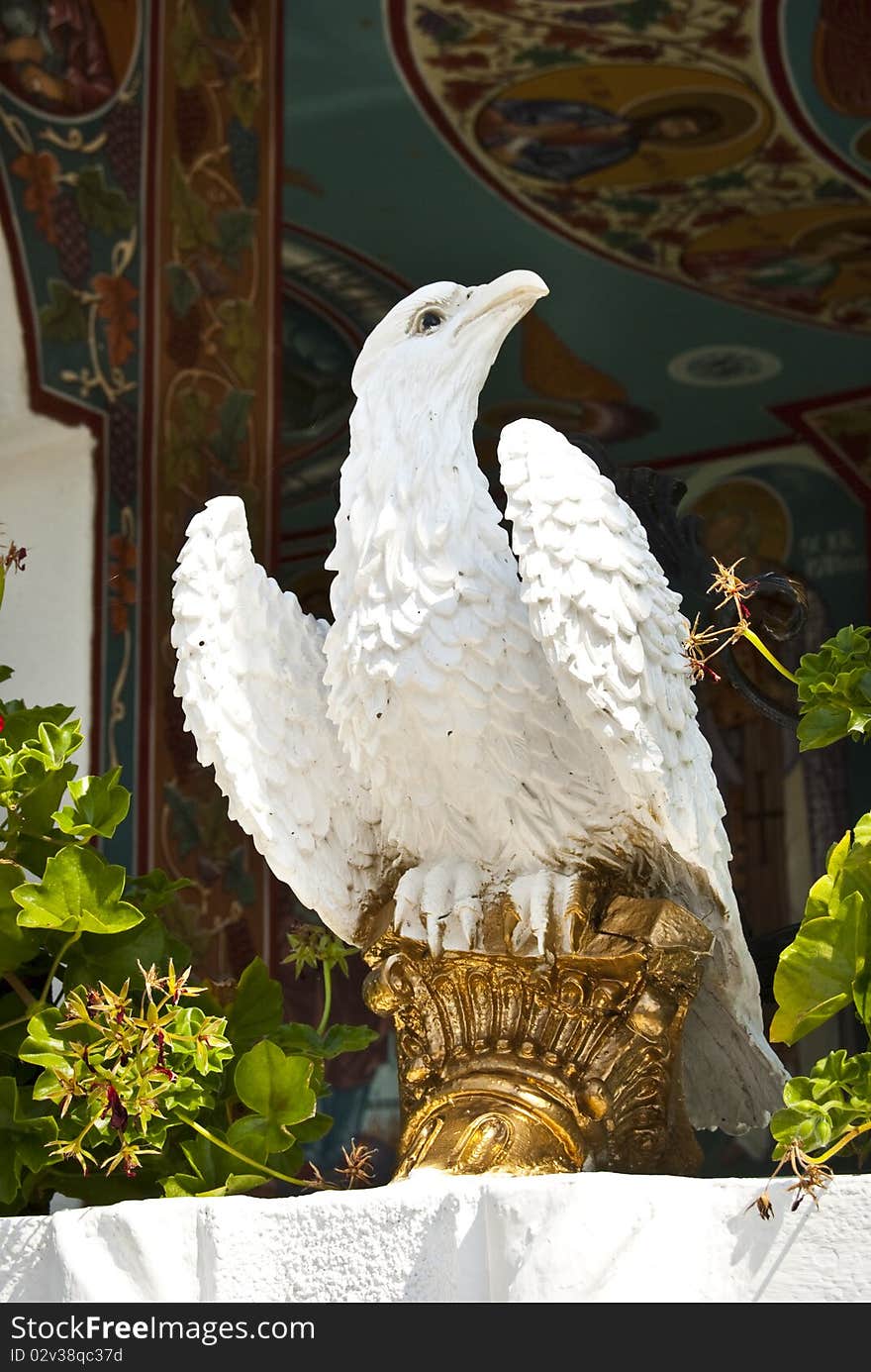 A statue shaped white eagle. A statue shaped white eagle