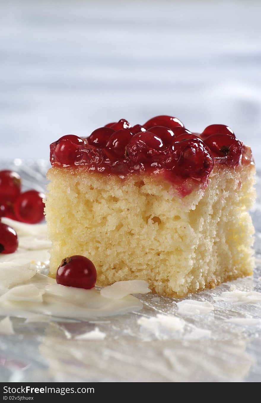 Sponge cake topped with red currants