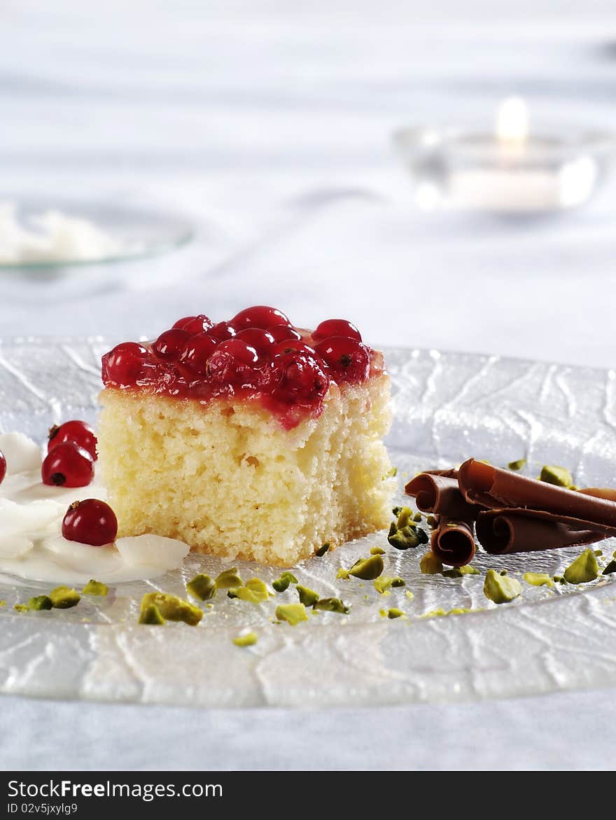 Sponge cake topped with red currants