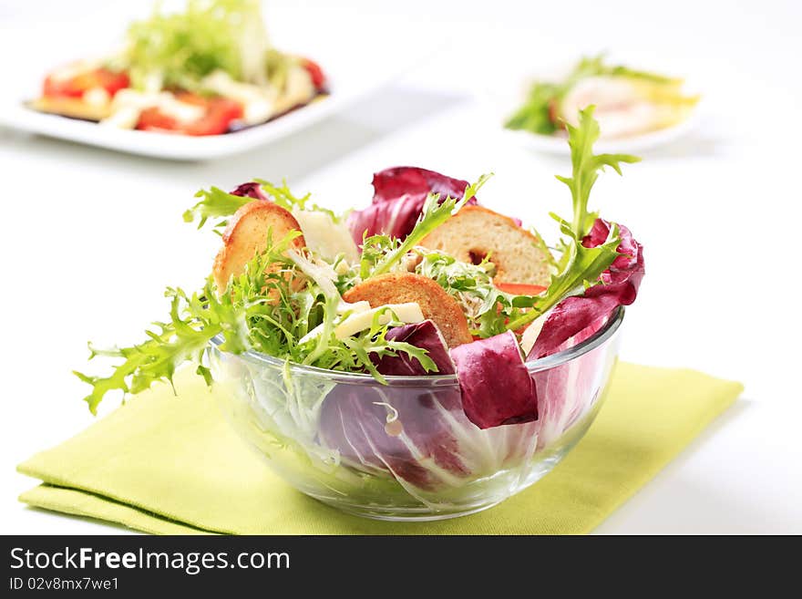 Green salad with crostini and cheese