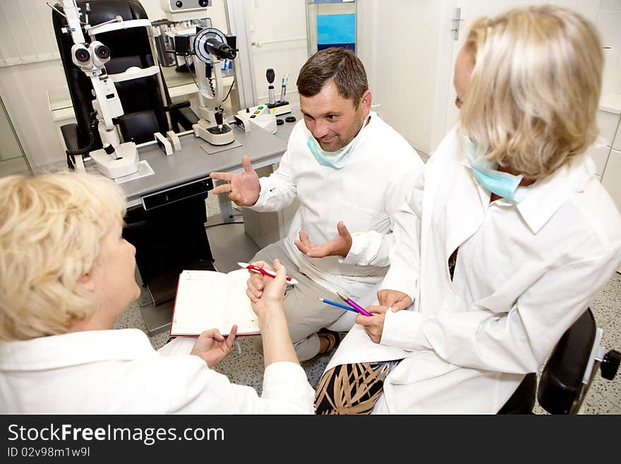 Three doctors talking.Focus on the middle doctor