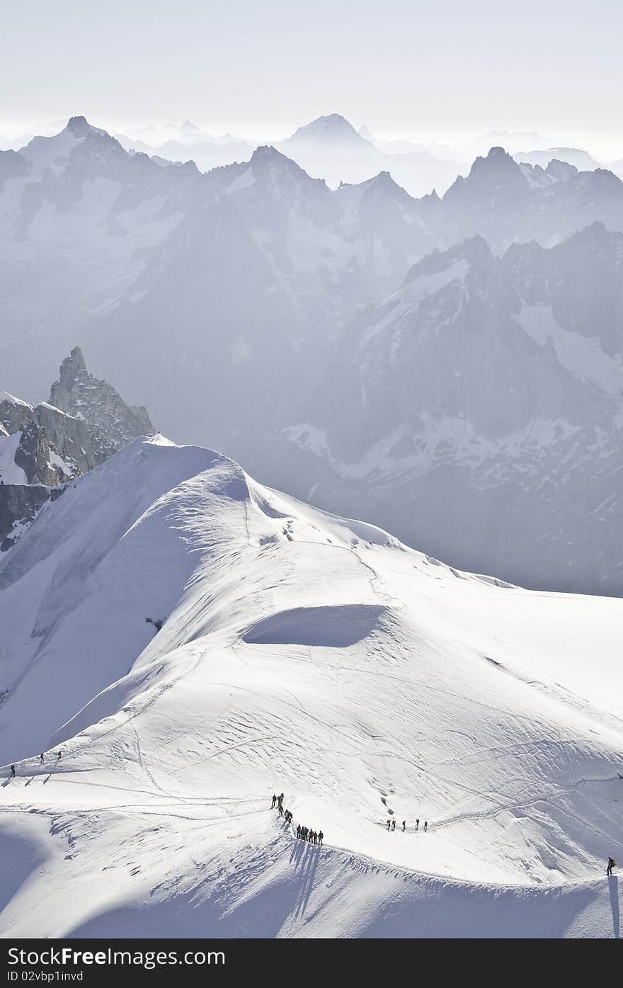 From the top of l'Aiguille du Midi (3842 m), the views of the Alps are spectacular. In this photo so you can see several climbers made the descent to the Plan de l'Aiguille. From the top of l'Aiguille du Midi (3842 m), the views of the Alps are spectacular. In this photo so you can see several climbers made the descent to the Plan de l'Aiguille.