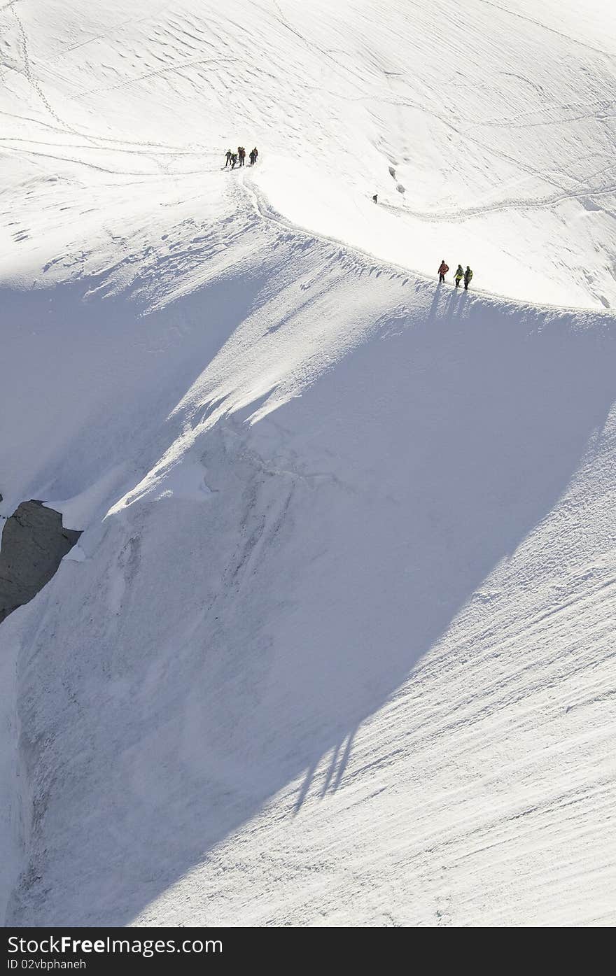 From the top of l'Aiguille du Midi (3842 m), the views of the Alps are spectacular. In this photo so you can see several climbers made the descent to the Plan de l'Aiguille. From the top of l'Aiguille du Midi (3842 m), the views of the Alps are spectacular. In this photo so you can see several climbers made the descent to the Plan de l'Aiguille.