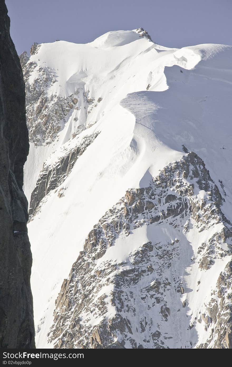 From the top of l'Aiguille du Midi (3842 m), the views of the Alps are spectacular. In this photo so you can see several climbers made the descent to the Plan de l'Aiguille. From the top of l'Aiguille du Midi (3842 m), the views of the Alps are spectacular. In this photo so you can see several climbers made the descent to the Plan de l'Aiguille.