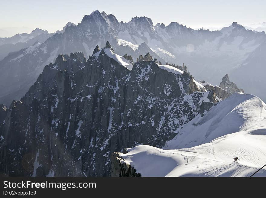 From the top of l'Aiguille du Midi (3842 m), the views of the Alps are spectacular. In this photo so you can see several climbers made the descent to the Plan de l'Aiguille. From the top of l'Aiguille du Midi (3842 m), the views of the Alps are spectacular. In this photo so you can see several climbers made the descent to the Plan de l'Aiguille.