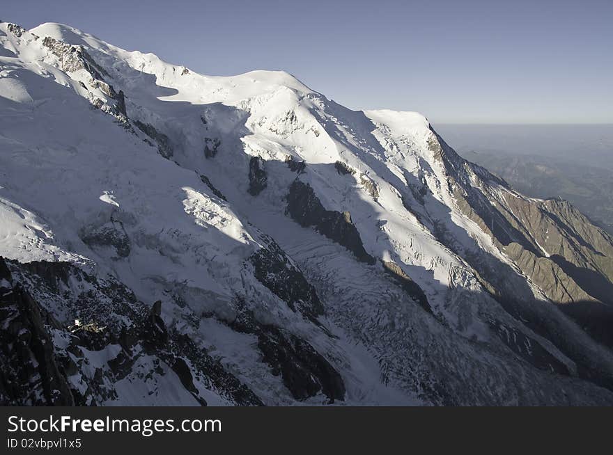 On the slopes of Mont-Blanc (top left), you can see the Glacier des Bossons