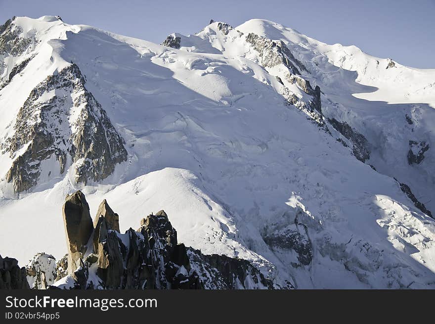 From the summit of l'Aiguille du Midi (3,842 m), the views of the Alps are spectacular. In this picture you can see the Mont-Blanc. In this picture you can see the cracks open the ice, as well as the path opened by the climbers in their ascent to the summit of Mont Blanc. From the summit of l'Aiguille du Midi (3,842 m), the views of the Alps are spectacular. In this picture you can see the Mont-Blanc. In this picture you can see the cracks open the ice, as well as the path opened by the climbers in their ascent to the summit of Mont Blanc