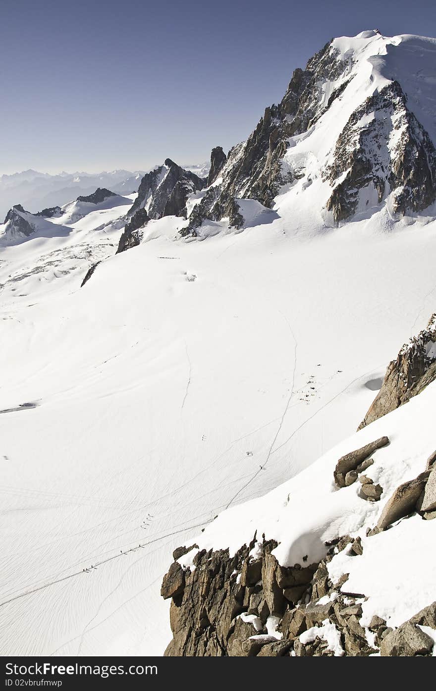 From the summit of l'Aiguille du Midi (3,842 m), the views of the Alps are spectacular. Near the l 'Aiguille du Midi, this is a mountainside. The climbers use it to assemble a tent for the night, before going on the road to the summit of Mont-Blanc. From the summit of l'Aiguille du Midi (3,842 m), the views of the Alps are spectacular. Near the l 'Aiguille du Midi, this is a mountainside. The climbers use it to assemble a tent for the night, before going on the road to the summit of Mont-Blanc