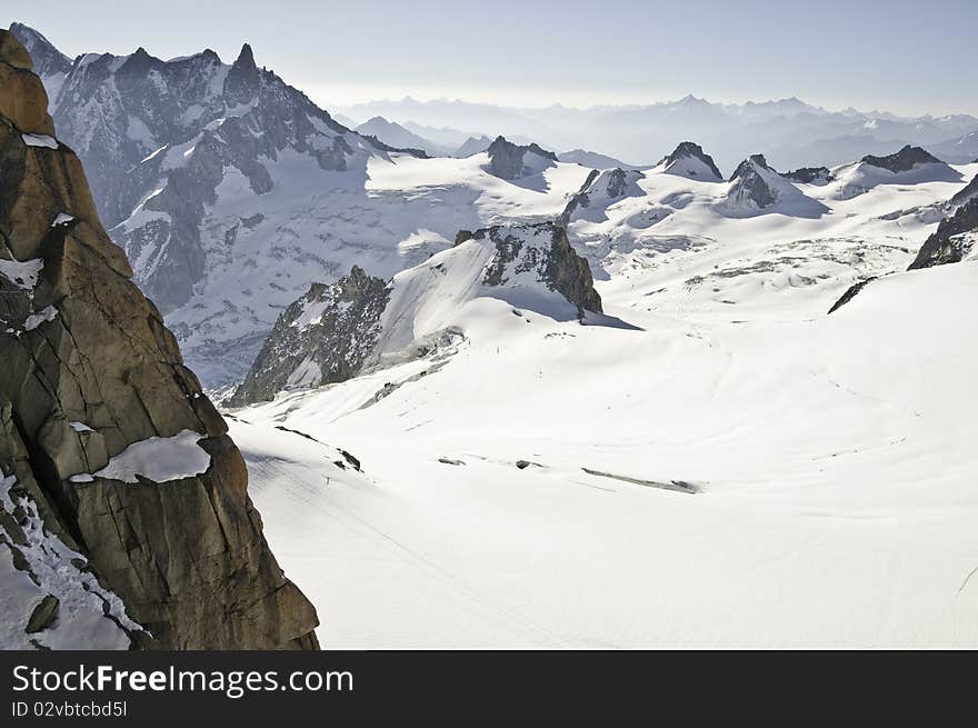 From the summit of l'Aiguille du Midi (3,842 m), the views of the Alps are spectacular. From the summit of l'Aiguille du Midi (3,842 m), the views of the Alps are spectacular.