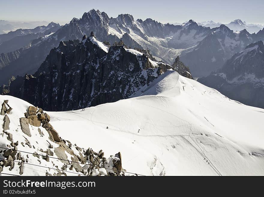 From the summit of l'Aiguille du Midi (3,842 m), the views of the Alps are spectacular. You can see the tracks left by ice climbers on the mountain. From the summit of l'Aiguille du Midi (3,842 m), the views of the Alps are spectacular. You can see the tracks left by ice climbers on the mountain