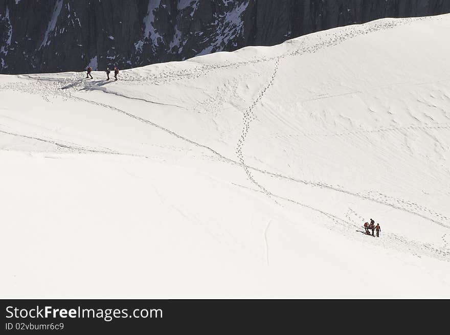 From the summit of l'Aiguille du Midi (3,842 m), the views of the Alps are spectacular. You can see the tracks left by ice climbers on the mountain. From the summit of l'Aiguille du Midi (3,842 m), the views of the Alps are spectacular. You can see the tracks left by ice climbers on the mountain