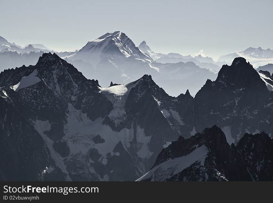 From the summit of l'Aiguille du Midi (3,842 m), the views of the Alps are spectacular. In the center of the horizon and to the right, you can see the cone of the peak Cervin of the Matterhorn, in the Swiss Alps. From the summit of l'Aiguille du Midi (3,842 m), the views of the Alps are spectacular. In the center of the horizon and to the right, you can see the cone of the peak Cervin of the Matterhorn, in the Swiss Alps