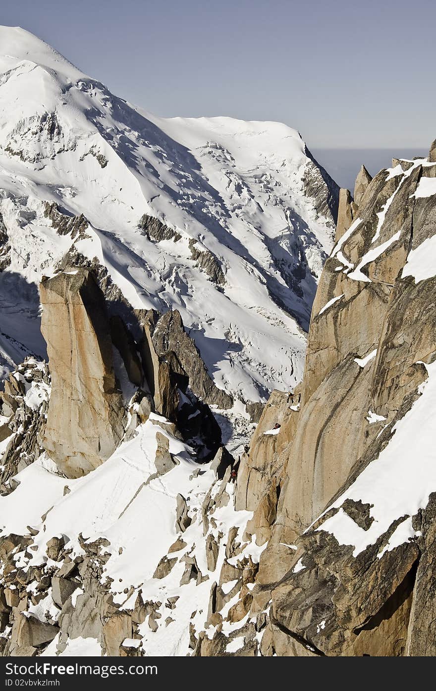 From the summit of l'Aiguille du Midi (3,842 m), the views of the Alps are spectacular. From the summit of l'Aiguille du Midi (3,842 m), the views of the Alps are spectacular.