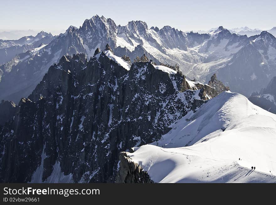 From the summit of l'Aiguille du Midi (3,842 m), the views of the Alps are spectacular. You can see the tracks left by ice climbers on the mountain. From the summit of l'Aiguille du Midi (3,842 m), the views of the Alps are spectacular. You can see the tracks left by ice climbers on the mountain