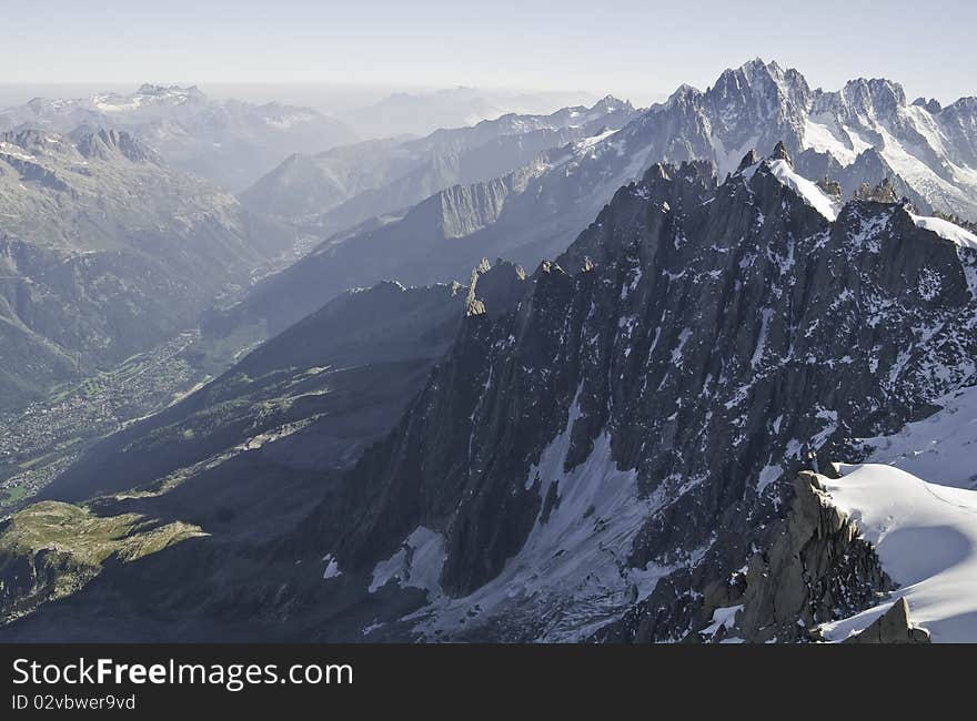 From the top of l'Aiguille du Midi (3842 m), the views of the Alps are spectacular. From the top of l'Aiguille du Midi (3842 m), the views of the Alps are spectacular.